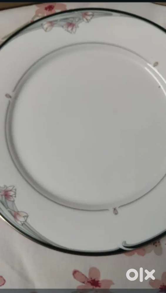Noritake brand set of 6 dinner plates
