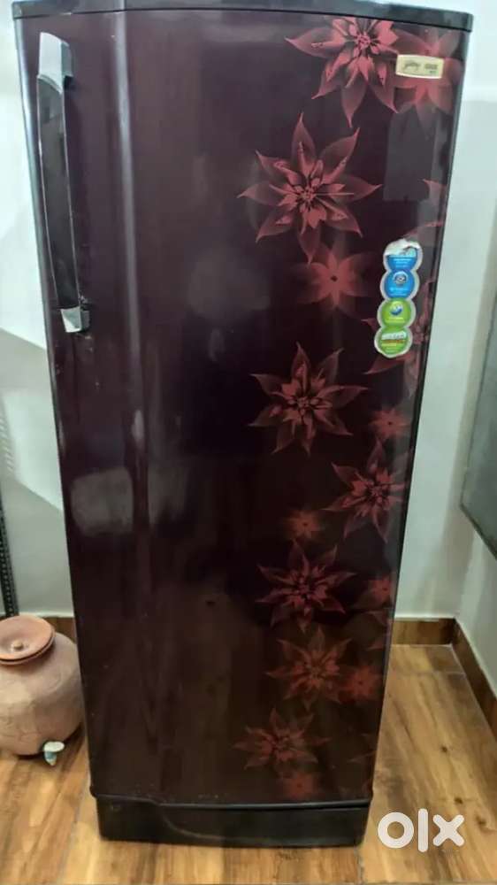 Godrej 251ltr single door, good condition @8500rs