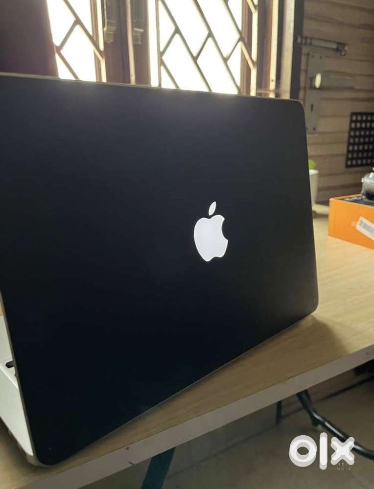 Macbook Air (Late 2017) - Sleek, iconic and still going strong