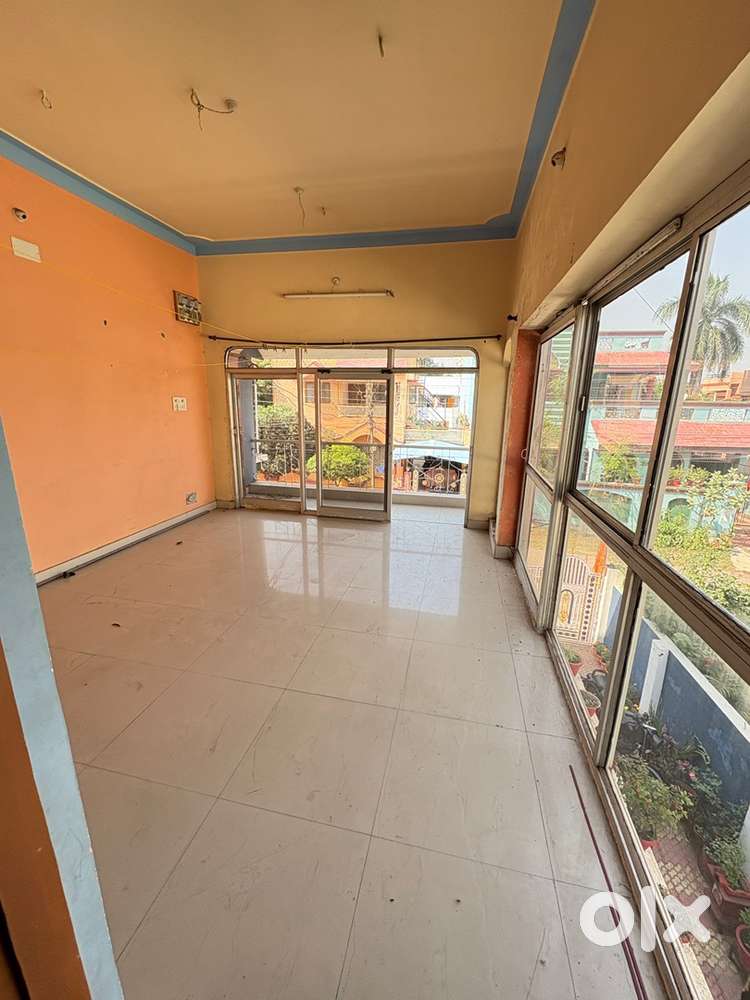 Students and bachelors allowed