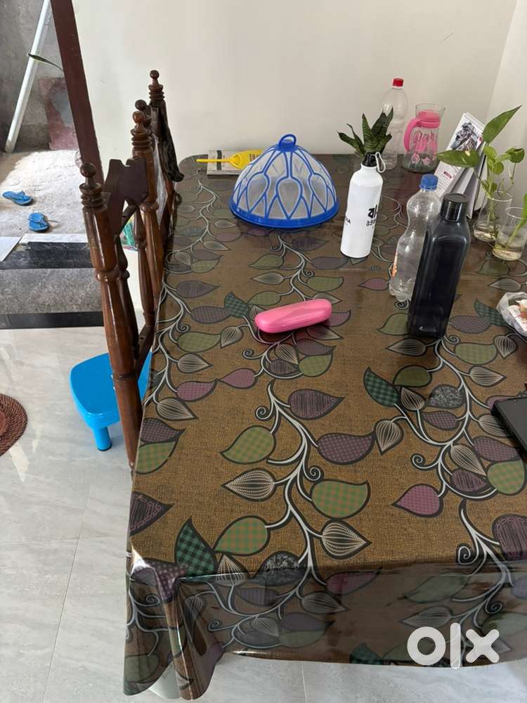 Wooden 4 seater dinning table with chairs
