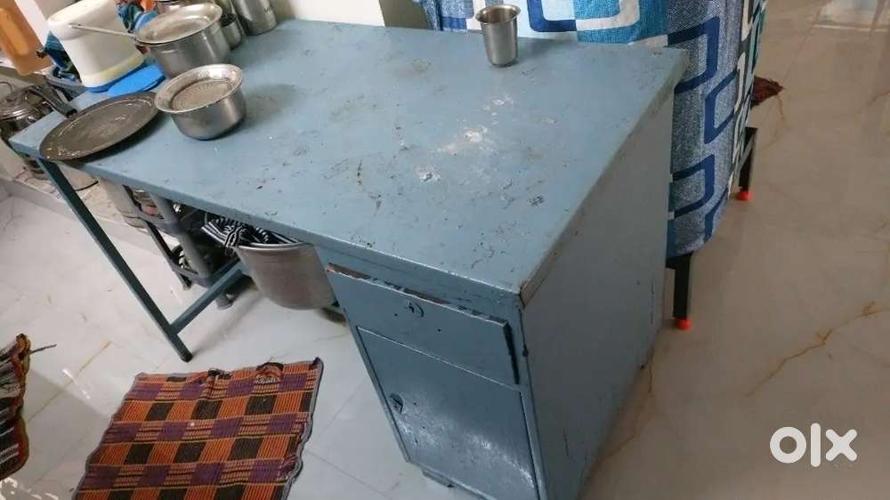Computer table for sale