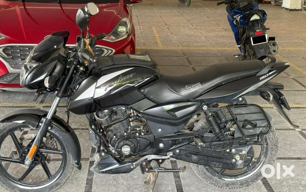 Bajaj Pulsar 150 DTS-I Black and Silver 2024
