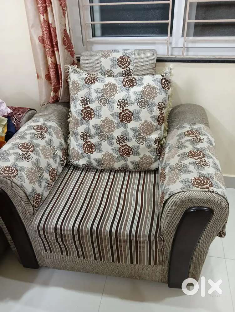3+1+1 Sofa With Cusions in Good condition