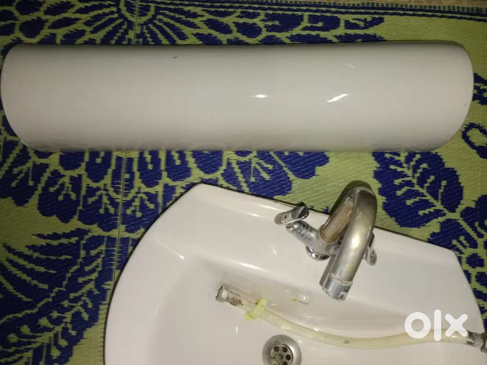 Wash basin in good condition . Priced at 3999.
