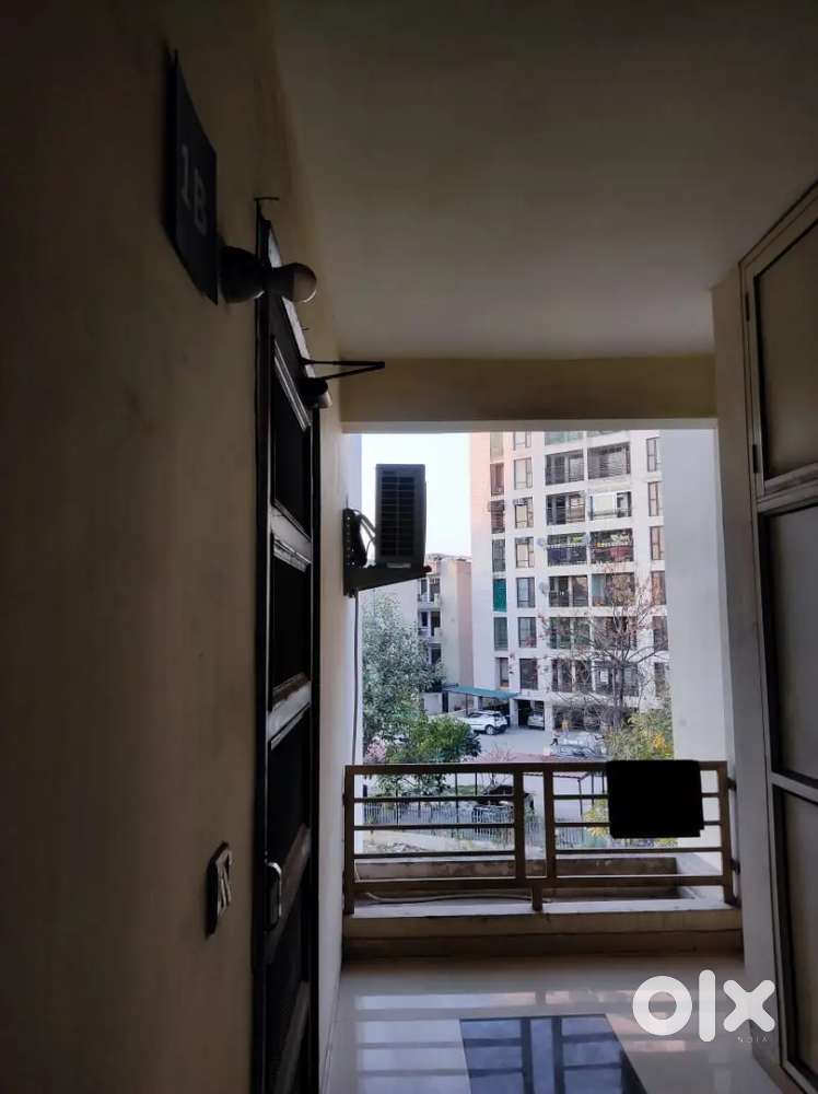 3bhk floor with lift in sector 125 sunny enclave near airport road