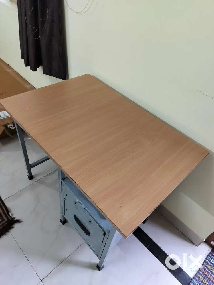 Table with wooden platform and metallic support famework