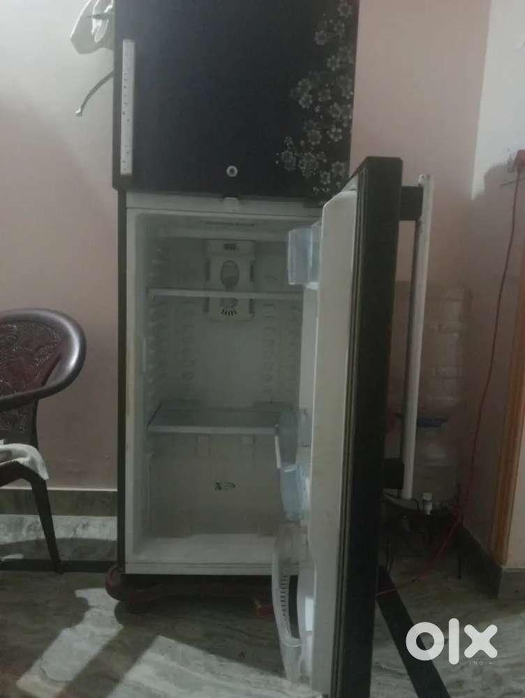 Am selling my fridge due to change.