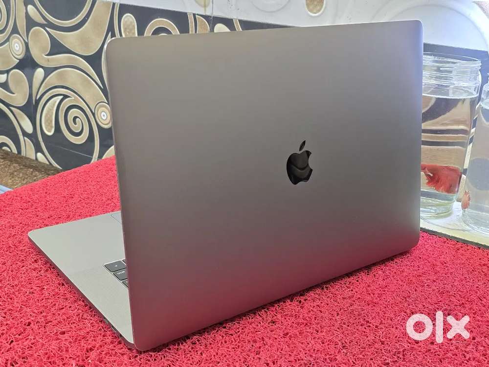 Apple Macbook Pro i9 16gb 512gb 5.5gb GRAPHICS 15inch Retina Touchbar