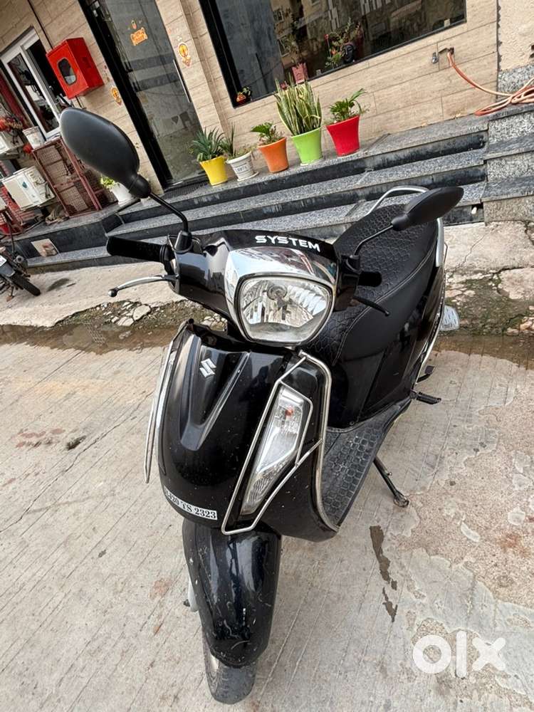 A scooty Acess 125 is in very good condition very smoothly uses