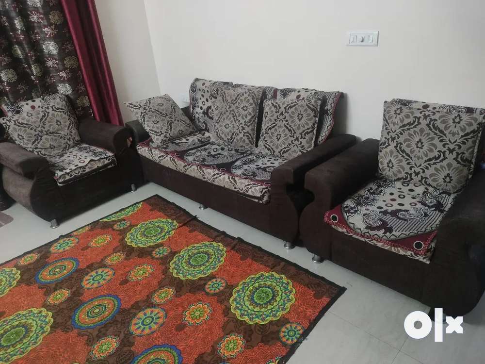 Selling 3+1+1 seater Maharaja style Sofa in a good condition