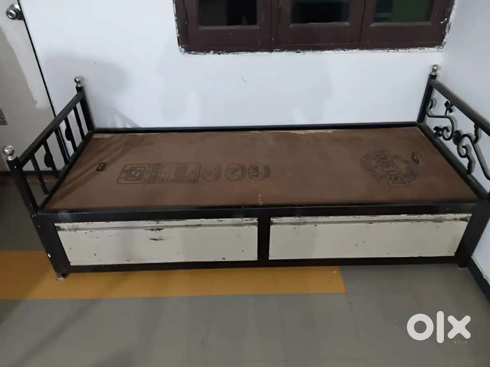 Single bed and Woodern kabat
