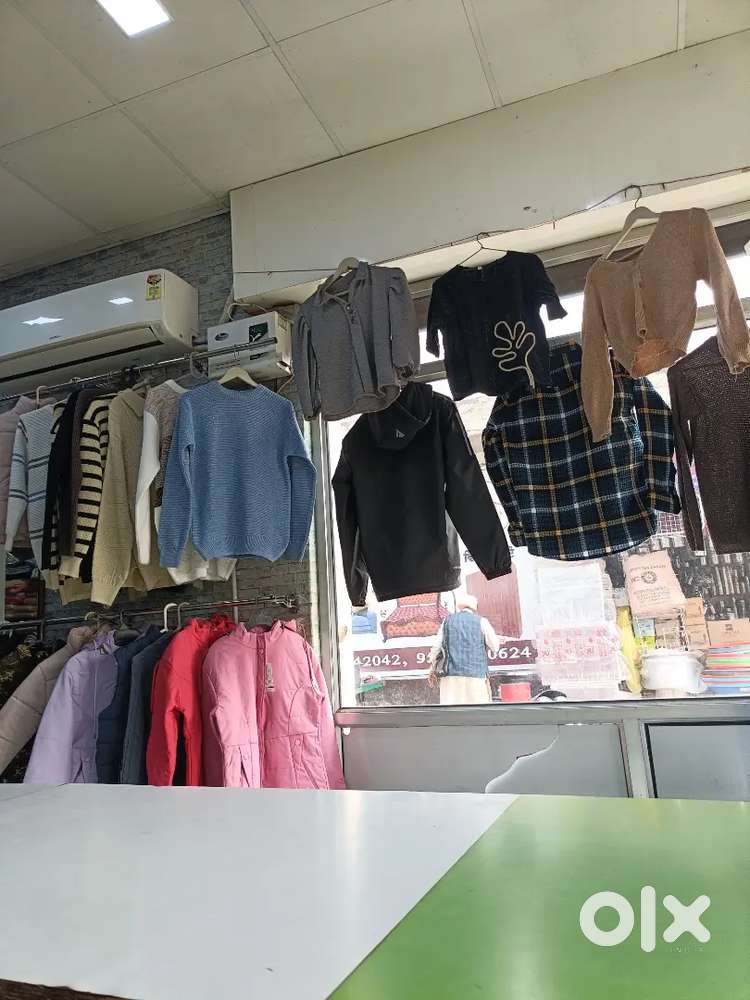 Girl staff di lod hai cloth shop te