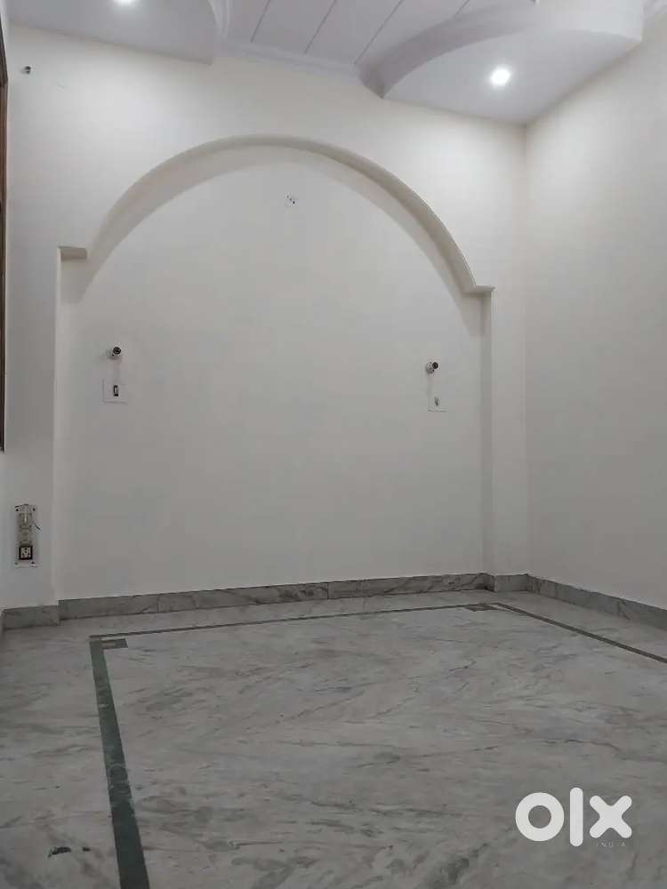 Room for rent in 4 bhk floor in Good Locality in Krishna nagar