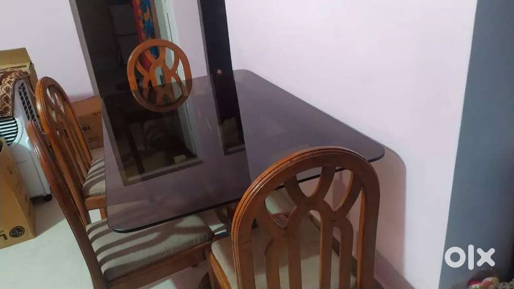 DINING TABLE WITH 6 CHAIR NICE CONDITION