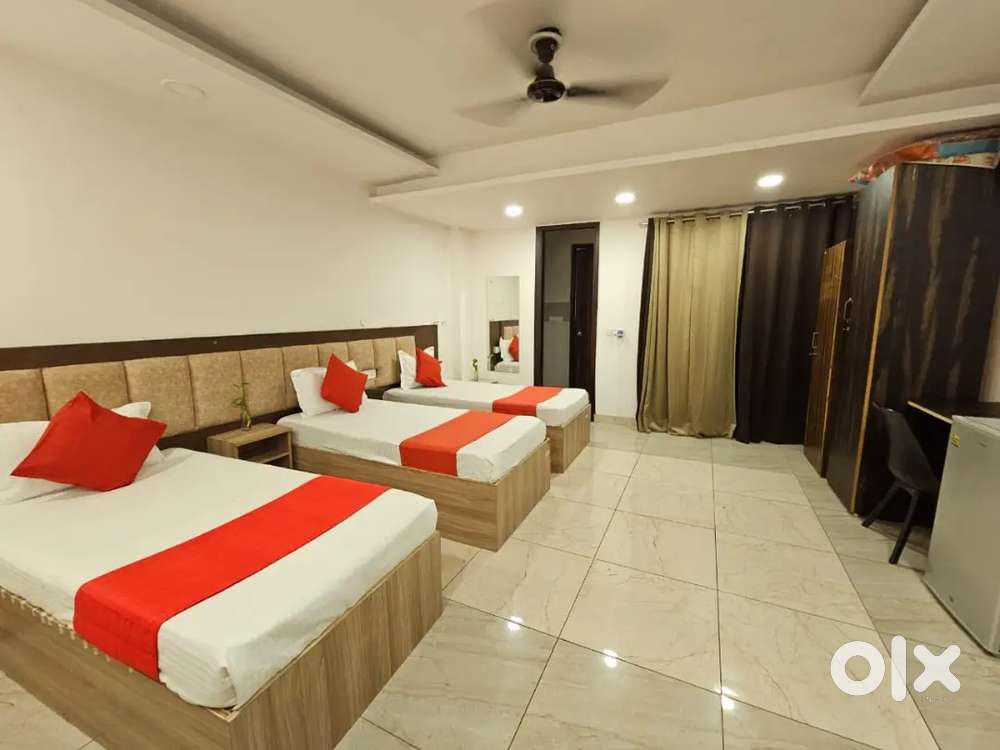 PG Near Cyber Hub, Golf Course Road, Global Foyar, American Express