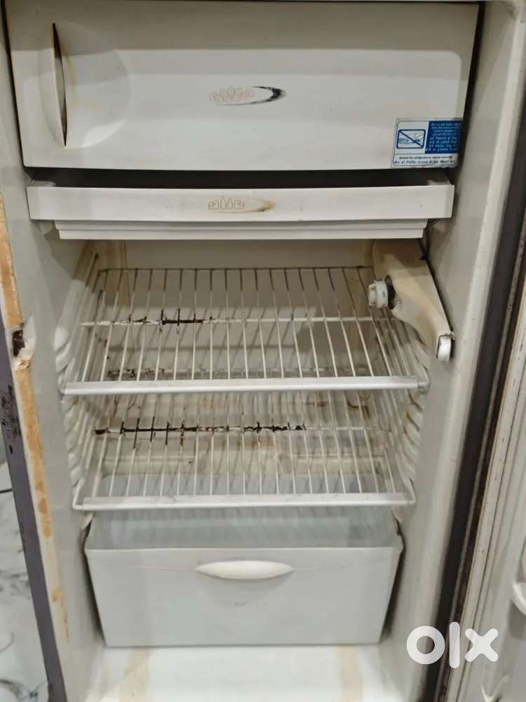 Kelvinator 180L Fridge – Perfect Cooling Urgent Sale (Minor Fix Needed