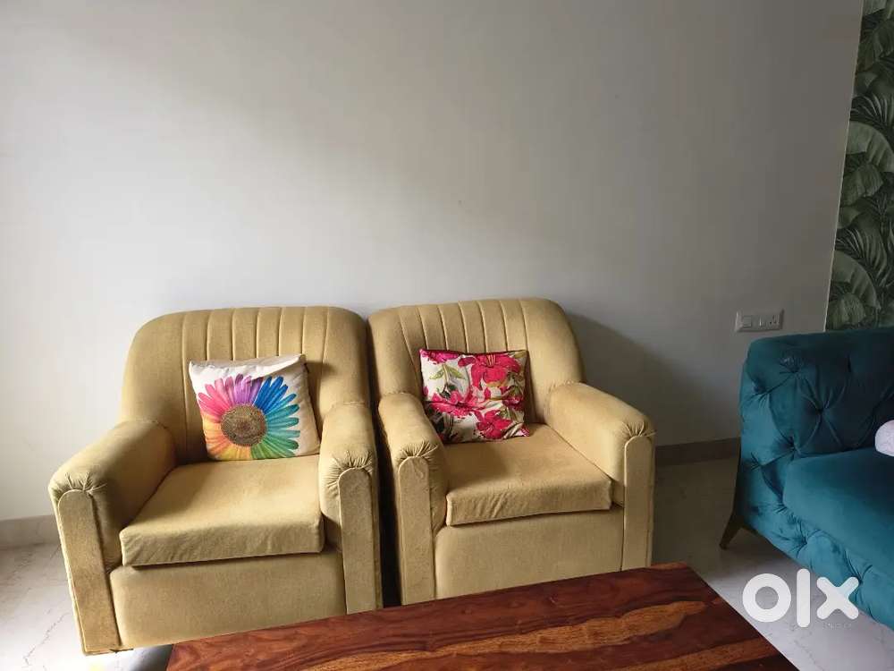 Sofa sets in very good condition nothing is torn and broken