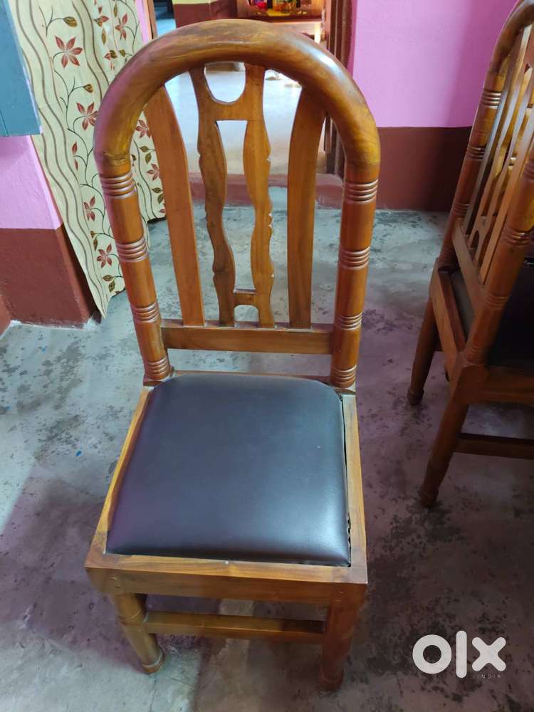 Only 4 chair for dinning table