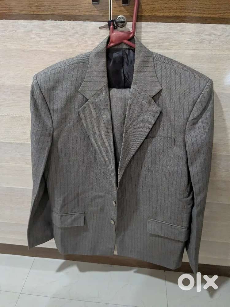Men's 32 & 34 suits