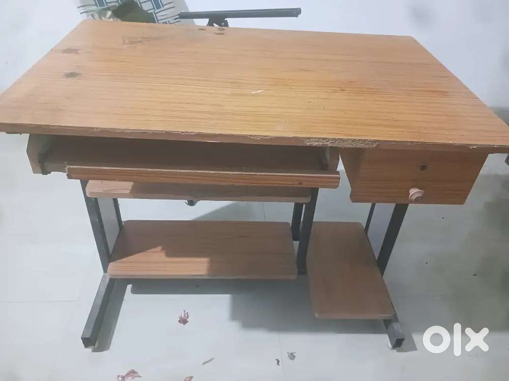 Computer table