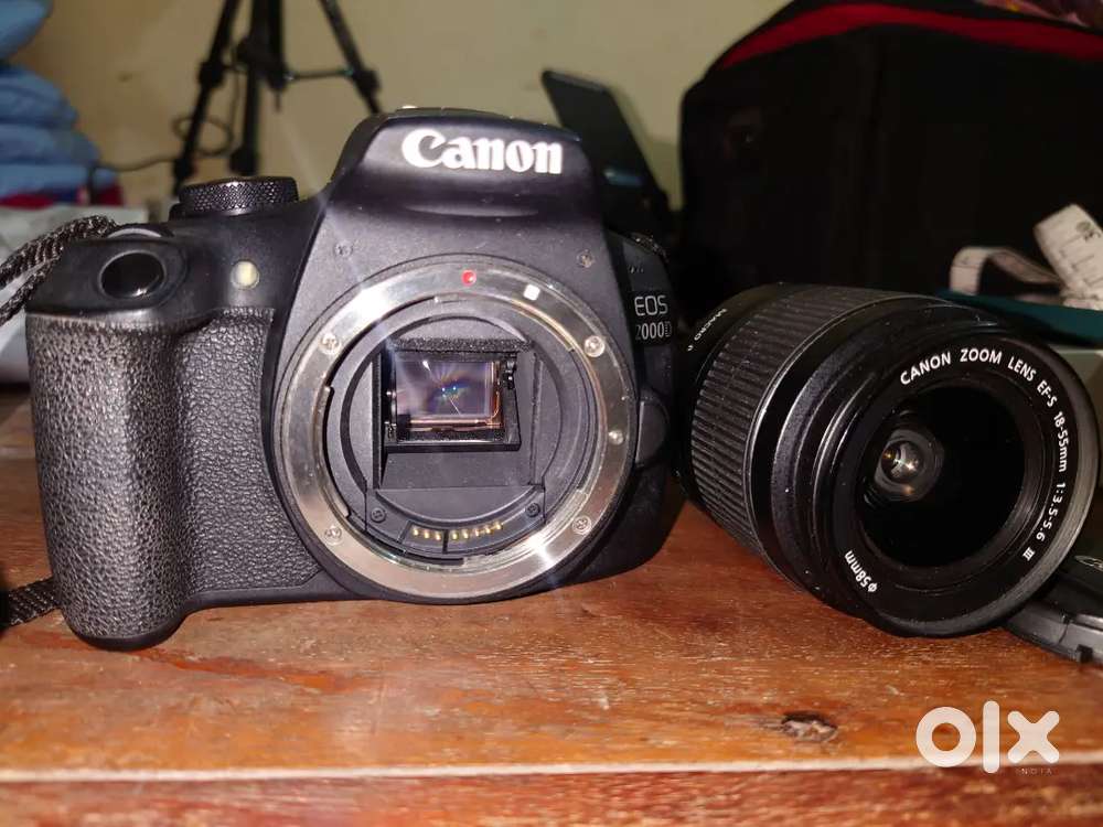 Canon WiFi DSLR with lens