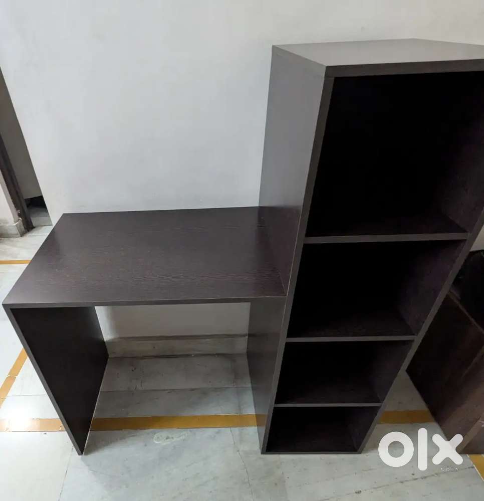 Modern Wooden Office Table – Spacious & Sturdy Design