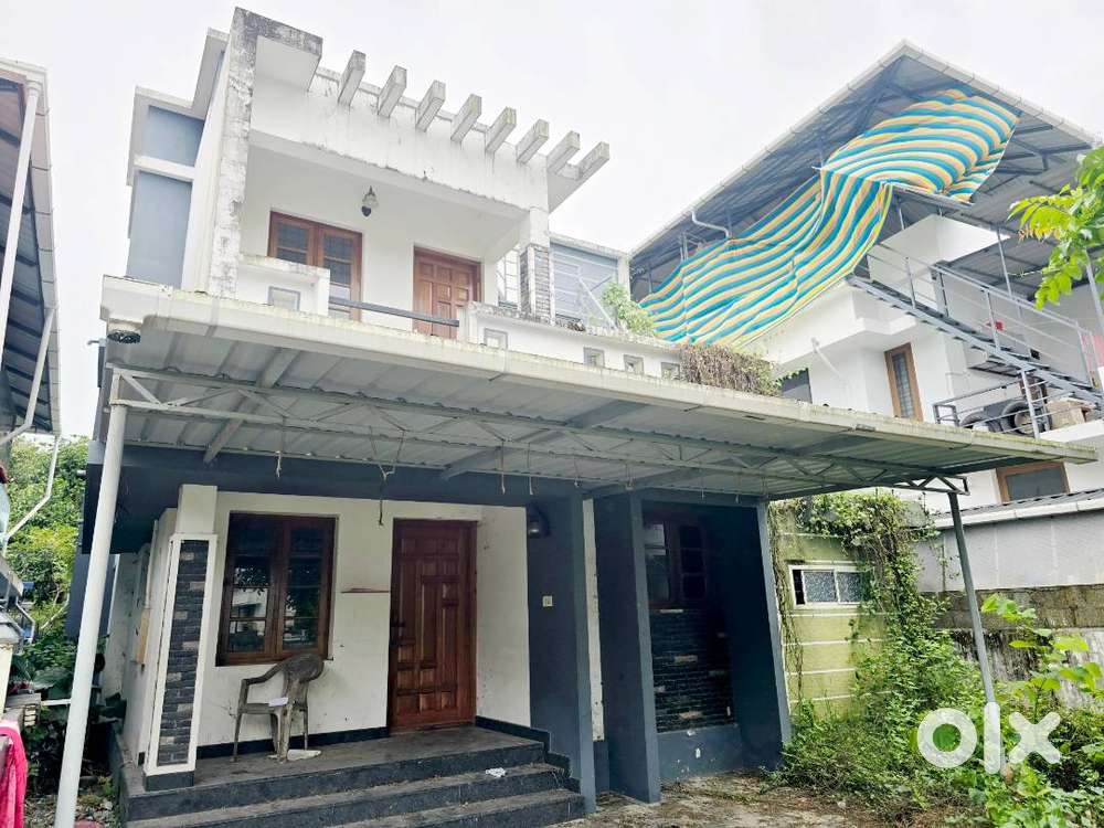 3BHK 4Cent Old House For Sale Near Kongorpilly Junction Varapuzha