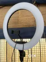Vlogging ring light with multiple colours