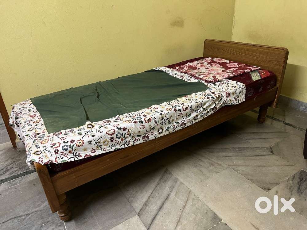 3 coats original Indian teak wood with matress