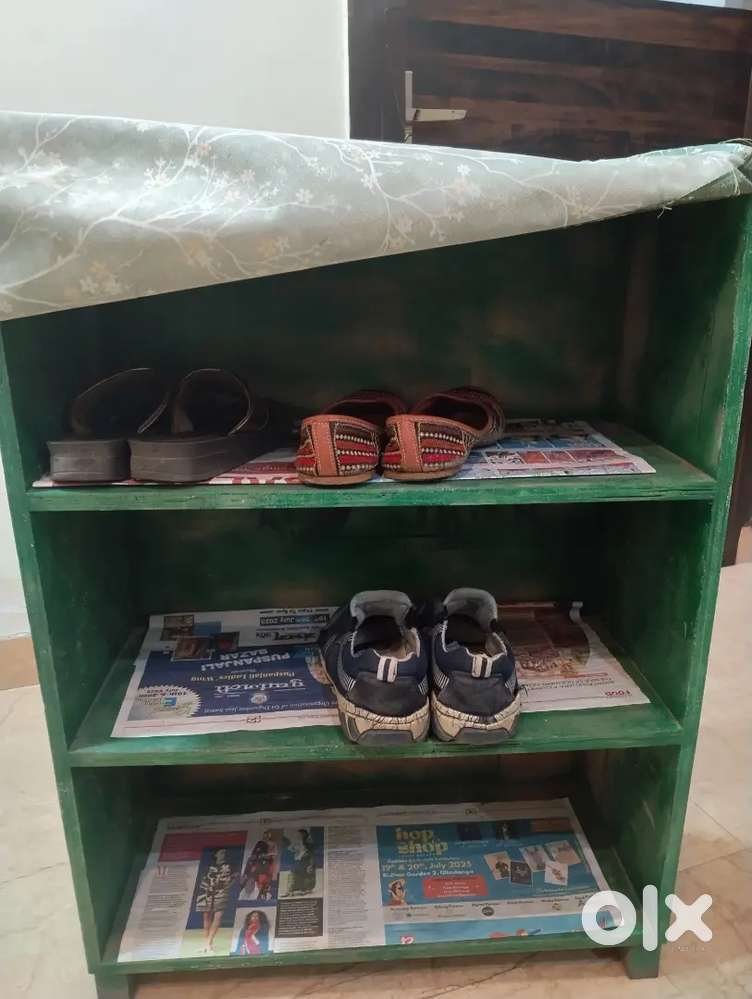 Shoe rack with curtain