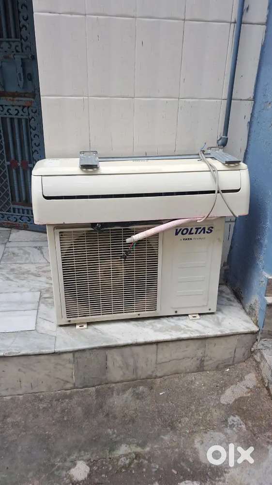 Voltas AC 1.5 ton with remote and stand
