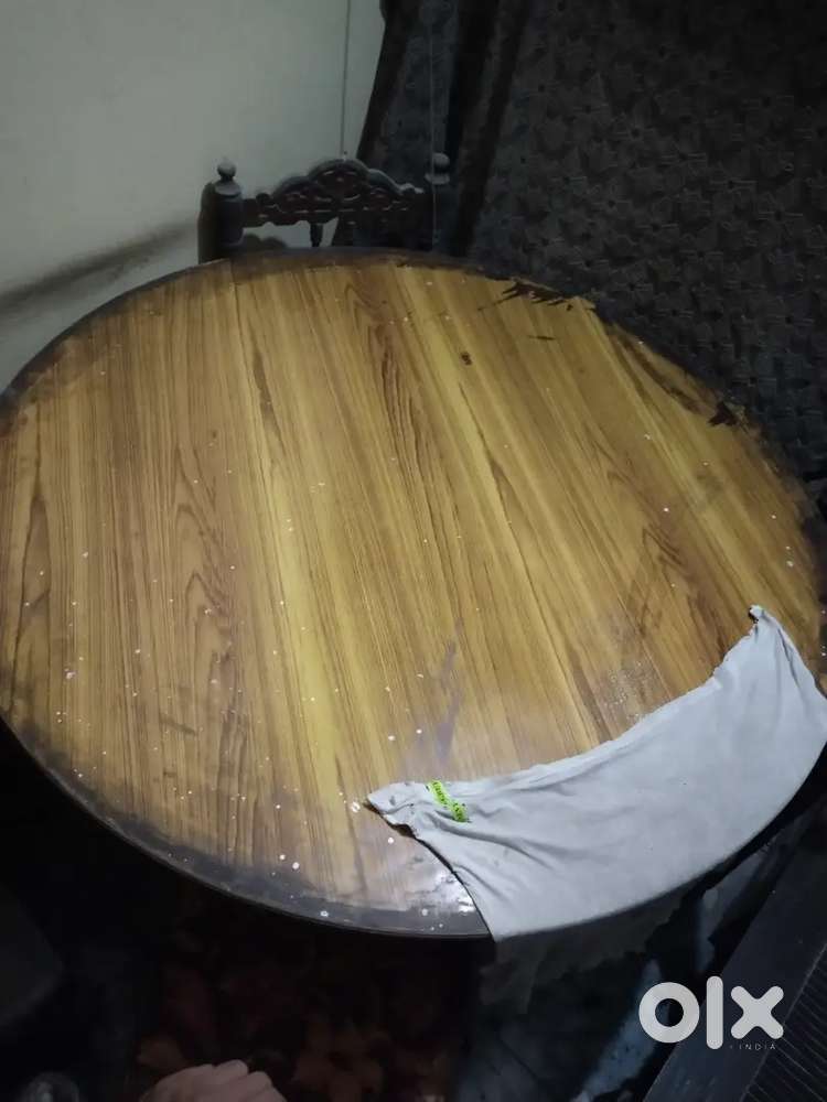 4 pcs chair,1 dining  sisam