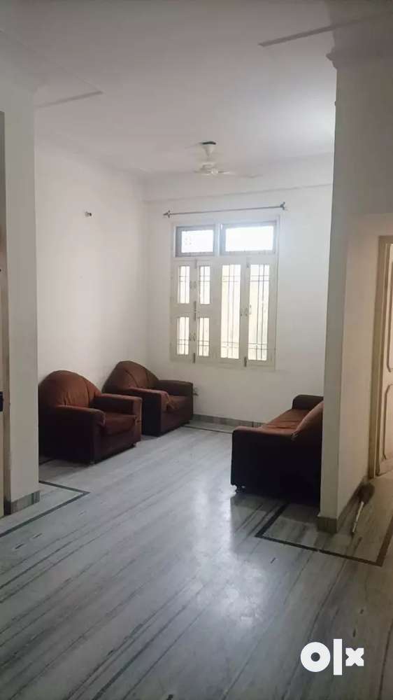 Chitrakoot Flat 2.5 Bhk Ground floor 80 Ft Road Urgent Commercial Use