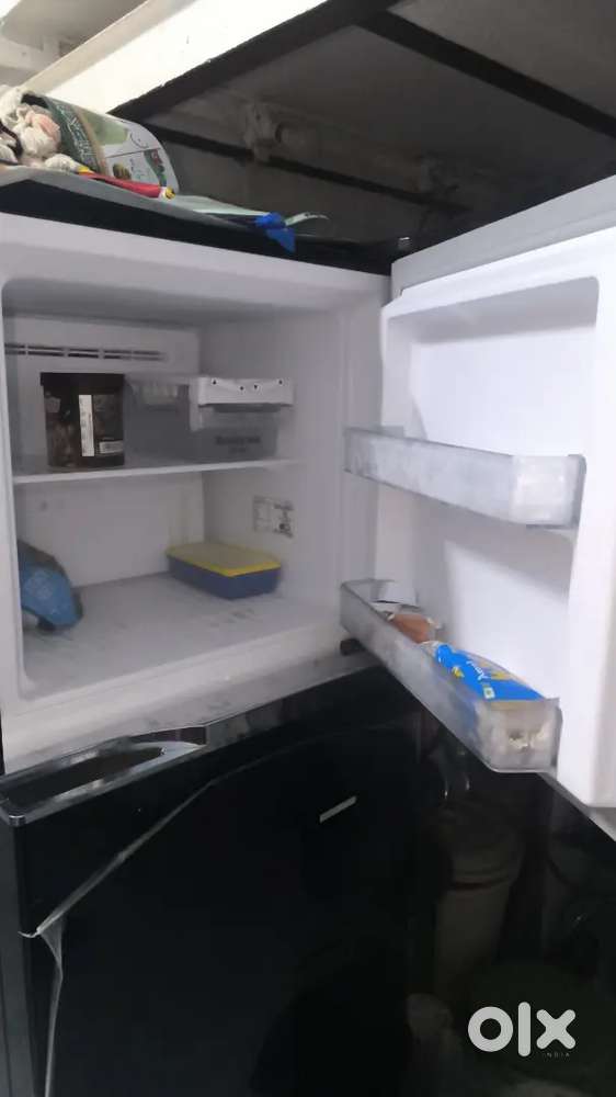 Croma 303 Litres 3 Star Frost Free Double Door Convertble Refrigerator