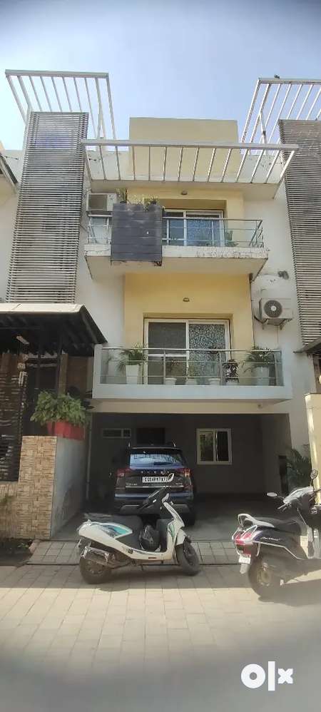 4 bhk well maintained villa with servant quater.