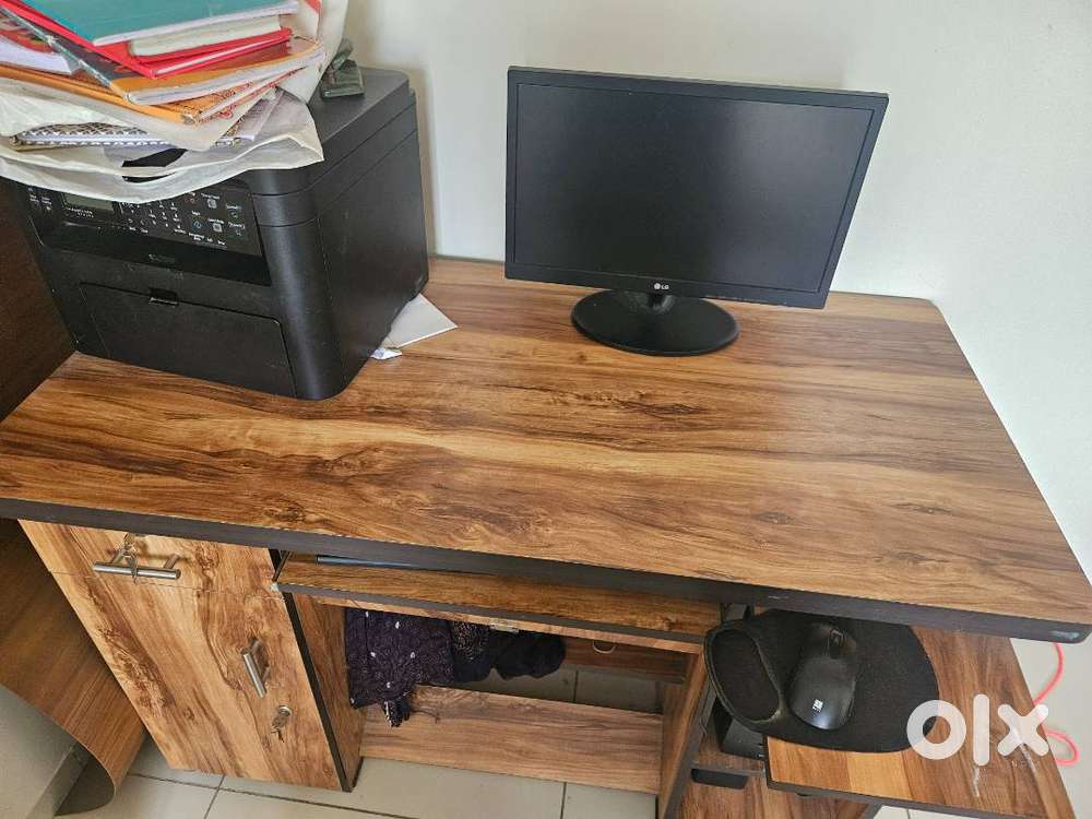 COMPUTER TABLE