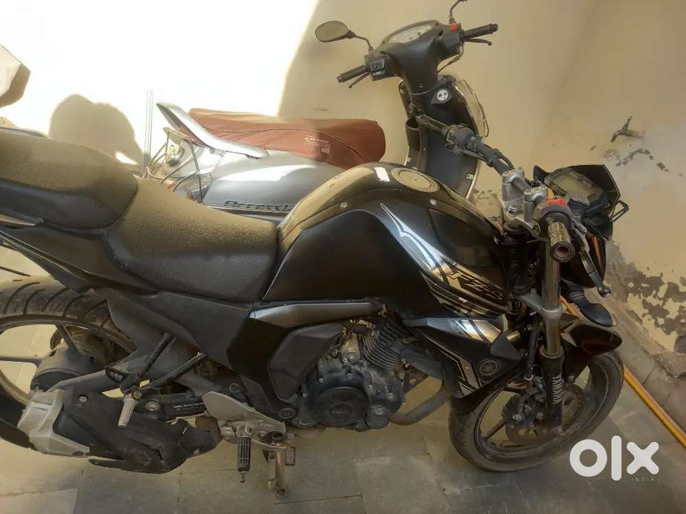 Yamha fzs bike single handed in new condition