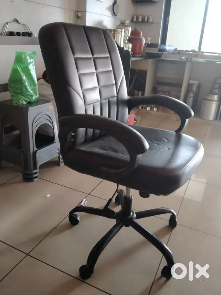 ખુરસી દેવાની છે સારી કંડીશન