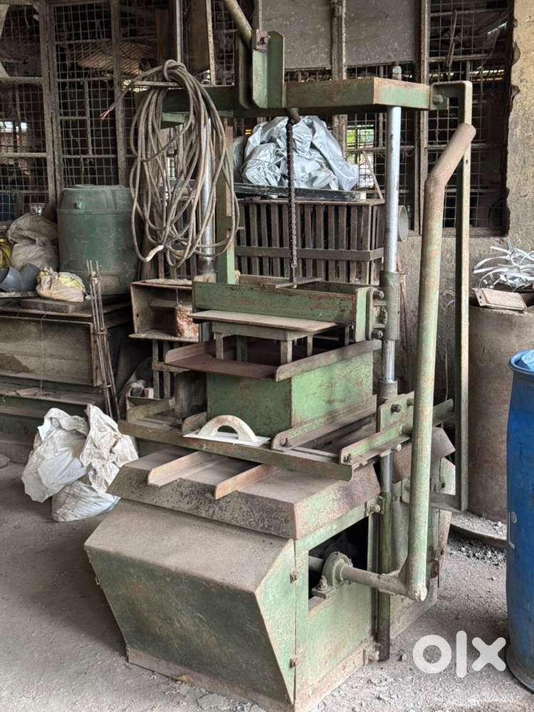 Concrete block making machine
