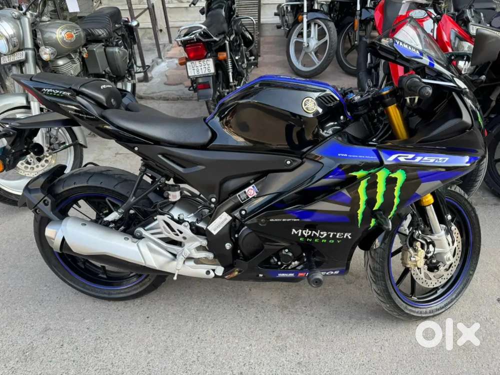 YAMAHA R15 MONSTER