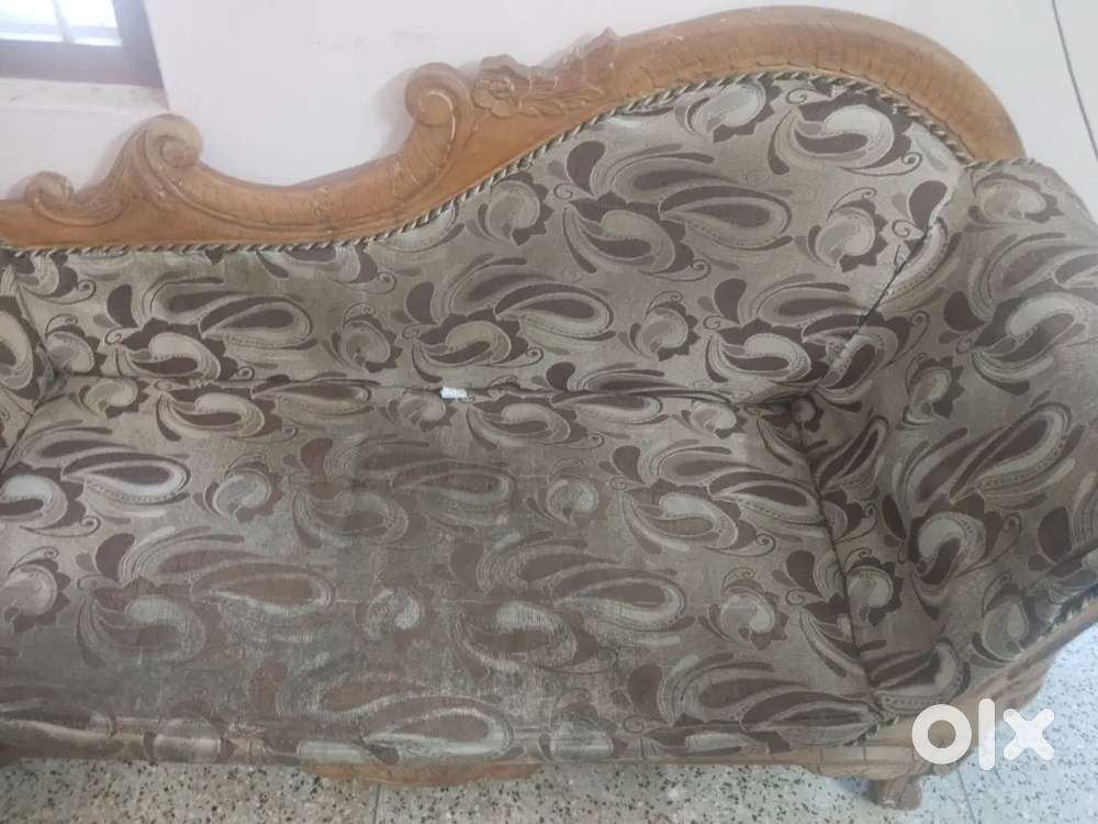 Dewan sofa 2 years old for sale immediately