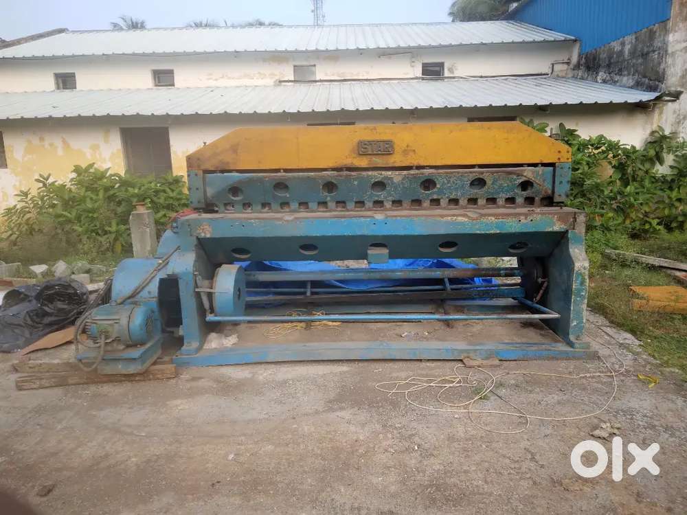 Power shearing or cutting machine