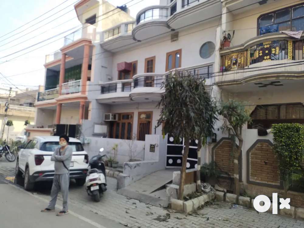 125 yards old constructed house for sale in urban estate dugri.