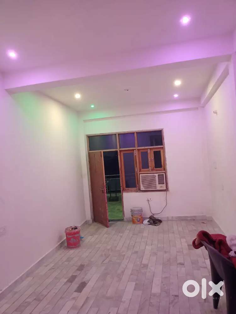 Room hall for rent main road pe sabzi Mandi barra2