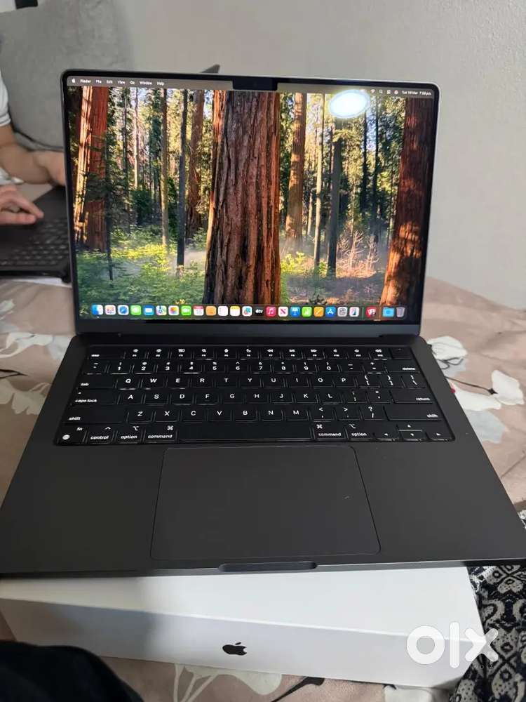 Mac book pro colour black