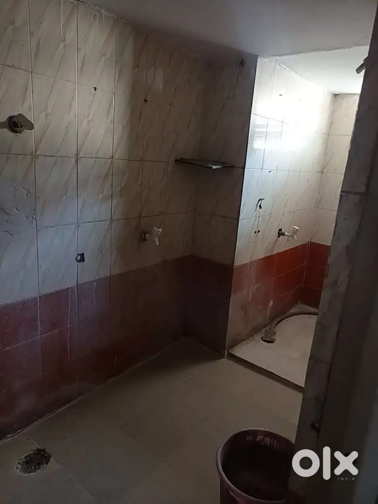 Prime market area location 20M from badkas chowk