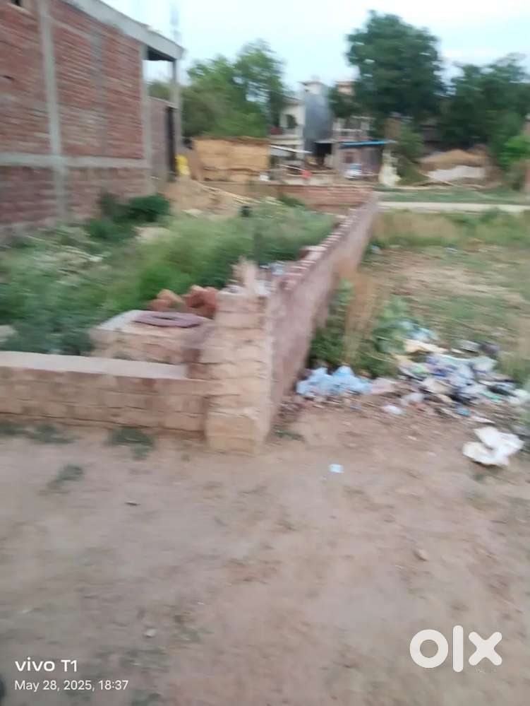 निकट PAC कॉलोनी parsdepur रोड से 150 mete duri pr plot hai adha biswa