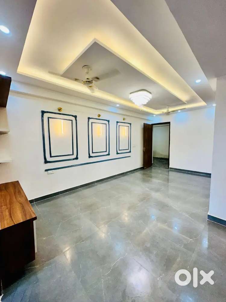 Ready to move 3 bhk flat available on road