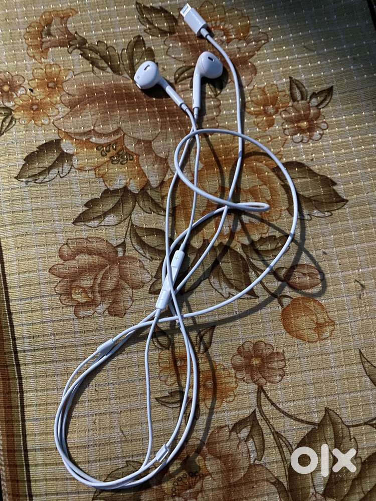 Lightning Apple Original Earphones 1 week old.